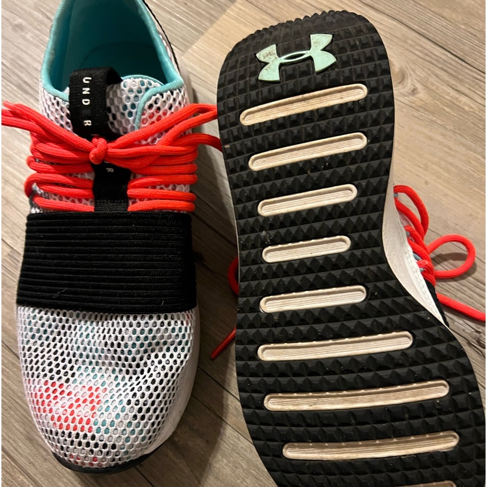 Ladies tennis shoes
